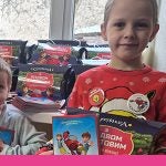 Mark und Lev mit ihren Weihnachtsgeschenken