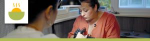 Ukrainische Frau arbeitet in ihrem Nagelstudio