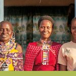 Deutsches Team von CBN mit drei kenianischen Frauen vor ihrem neuen Haus