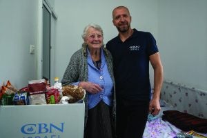 Natalia mit einem Mitarbeiter von CBN Israel