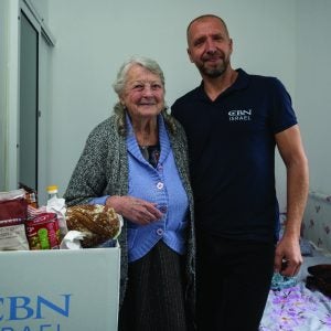 Natalia mit einem Mitarbeiter von CBN Israel