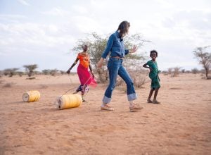 CBN-Mitarbeiterin Julia Brinkmann zieht einen Wasserkanister durch die Wüste