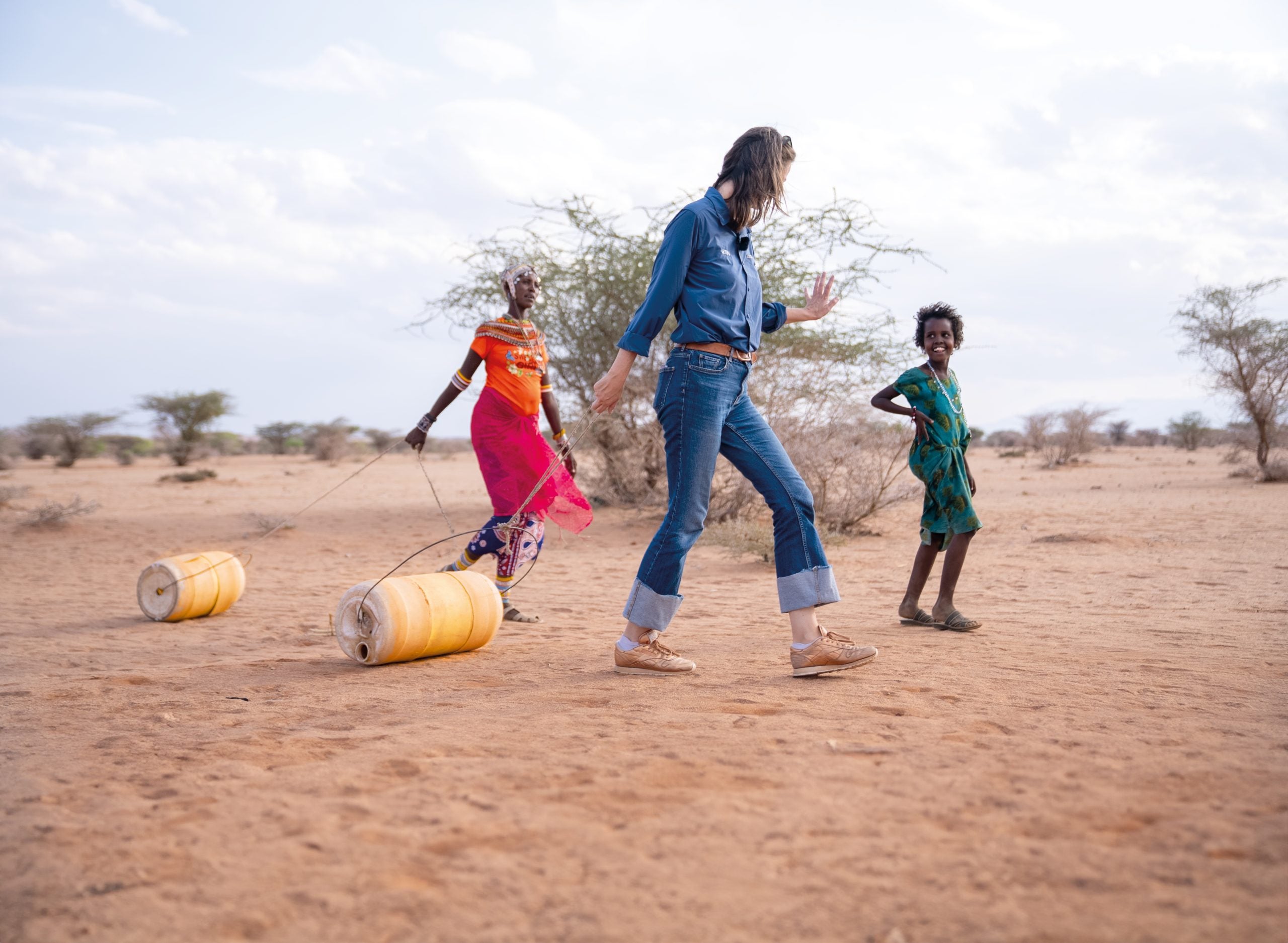 CBN-Mitarbeiterin Julia Brinkmann zieht einen Wasserkanister durch die Wüste
