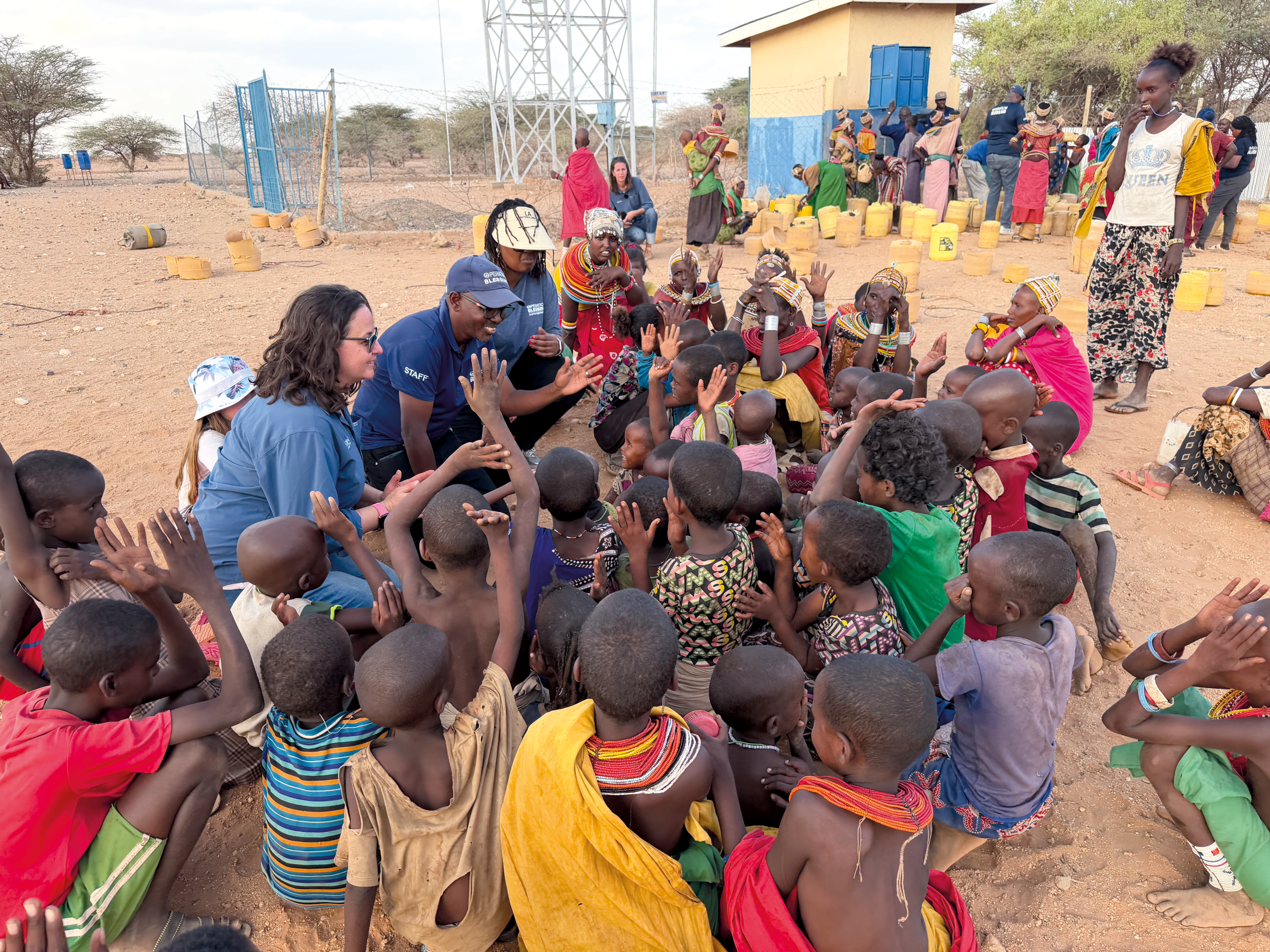 CBN-Mitarbeiter umringt von einer Schar kenianischer Kinder