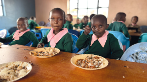 Zwei kenianische Schüler nehmen eine Mahlzeit zu sich