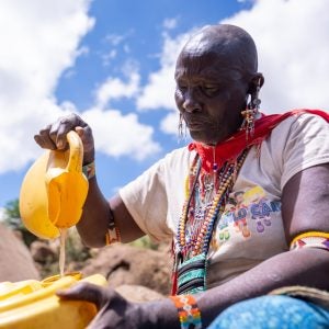 Lende füllt Wasser in einen Behälter