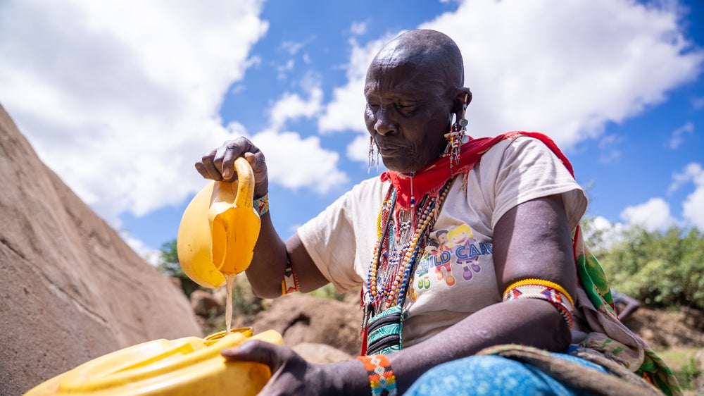 Lende füllt Wasser in einen Behälter