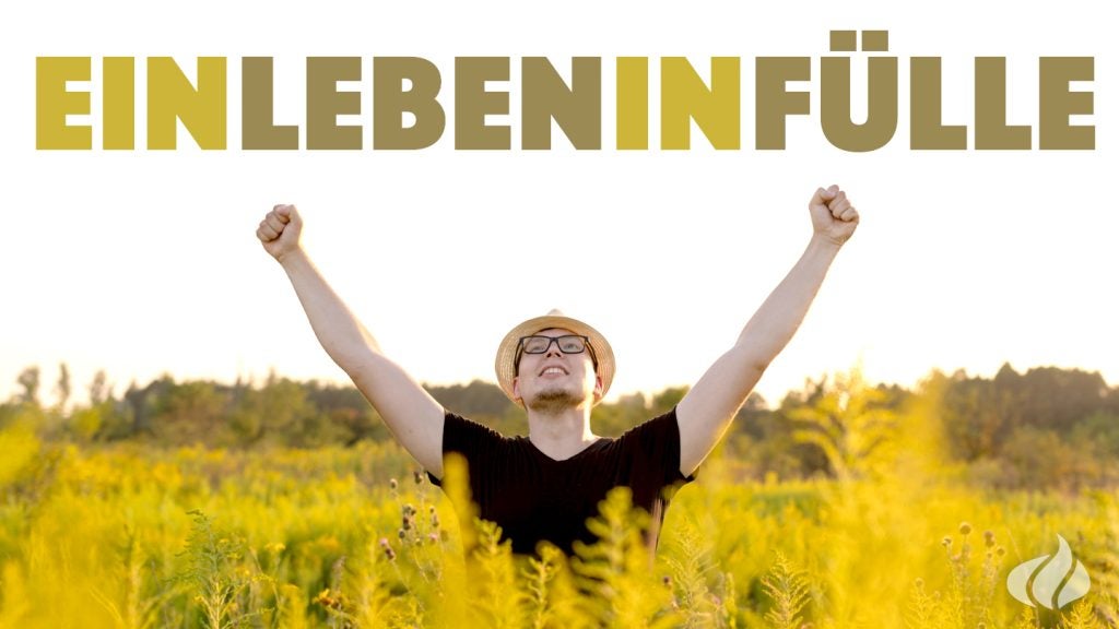 youversion_cover1_leben-in-fuelle_v03b Ein Mann steht mit erhobenem Armen und Blick in den Himmel im Feld, Cover Bibelleseplan "Ein Leben in Fülle – Gottes Plan für dich"
