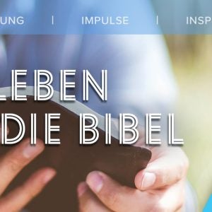Ein Mann sitzt im Gras und liest ein Buch – Werbung ERLEBT Magazin zum Thema Bibellesen – Gott erleben durch die Bibel
