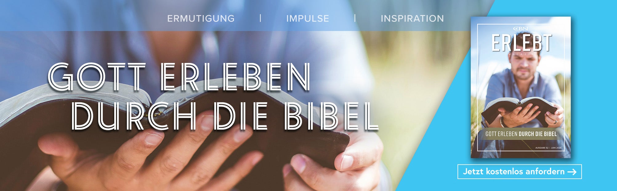 Ein Mann sitzt im Gras und liest ein Buch – Werbung ERLEBT Magazin zum Thema Bibellesen – Gott erleben durch die Bibel