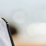 Bibel vor unscharfem HIntergrund
