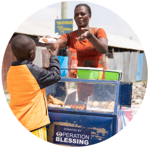 projektbereich_hunger Mateine freut sich über ihren Zugang zu sauberem Wasser.