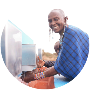 projektbereich_wasser Mateine freut sich über ihren Zugang zu sauberem Wasser.