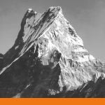 Nepalesische Flagge vorm Himalaya