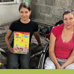 Mutter aus Kirgisistan mit ihren zwei Kindern